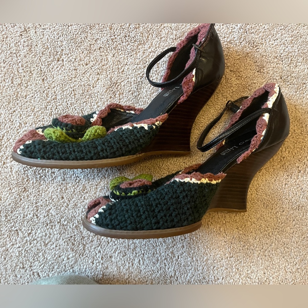 Unique Two Lips Black and Brown Heels with crochet Floral Accents - Picture 4 of 6